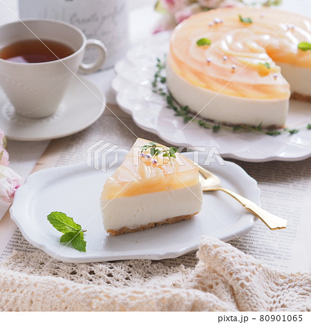 桃のレアチーズケーキでティータイム 桃のレアチーズケーキでティータイム 80901065