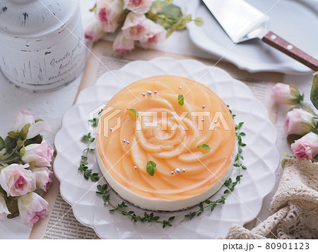 薔薇の花びらをモチーフ 桃のレアチーズケーキでティータイム 薔薇の花びらをモチーフ 桃のレアチーズケーキでティータイム 80901123