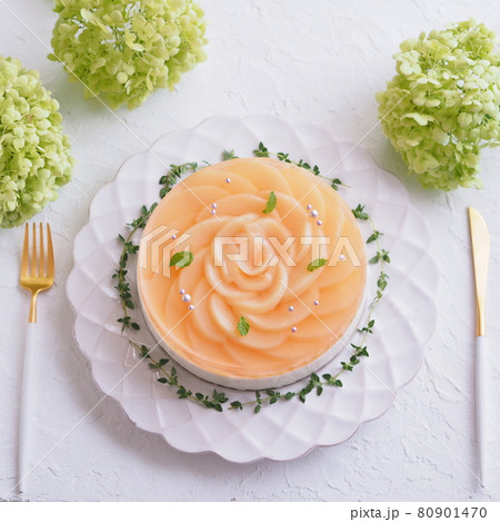 薔薇をモチーフ 桃のレアチーズケーキ 80901470