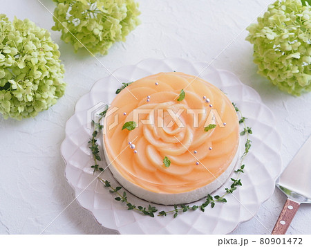 薔薇をモチーフ 桃のレアチーズケーキ 薔薇をモチーフ 桃のレアチーズケーキ 80901472