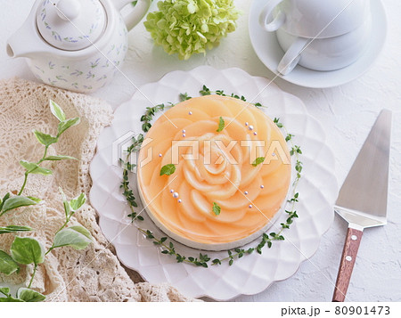 薔薇をモチーフ 桃のレアチーズケーキでティータイム 薔薇をモチーフ 桃のレアチーズケーキでティータイム 80901473