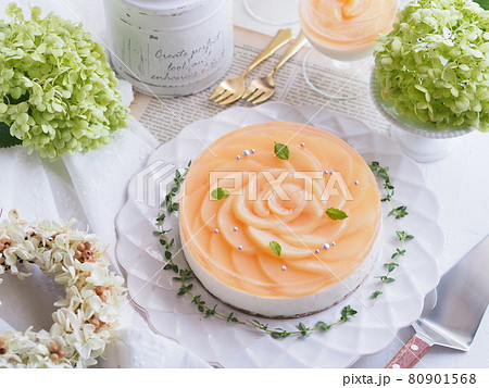 薔薇の花びら風 桃のレアチーズケーキでティータイム 80901568