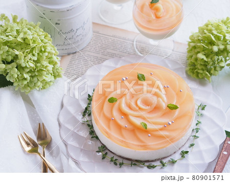 薔薇の花びら風 桃のレアチーズケーキでティータイム 薔薇の花びら風 桃のレアチーズケーキでティータイム 80901571
