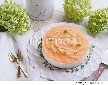 薔薇の花びら風 桃のレアチーズケーキの写真素材