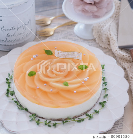 薔薇の花びら風 桃のレアチーズケーキの写真素材 [80901580] - PIXTA