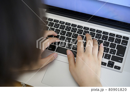 パソコンのキーボードを打つ手元のアップ 80901820