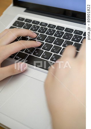 パソコンのキーボードを打つ手元のアップ 80901822