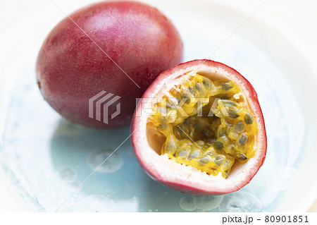 新鮮なパッションフルーツの写真素材 新鮮なパッションフルーツの写真素材 80901851