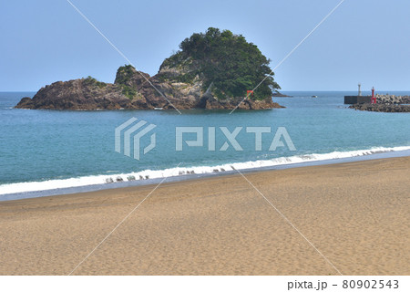 「徳島県」美波町大浜海岸　赤い鳥居の立島 80902543