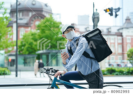 都会で自転車に乗りデリバリーをする男性 都会で自転車に乗りデリバリーをする男性 80902993