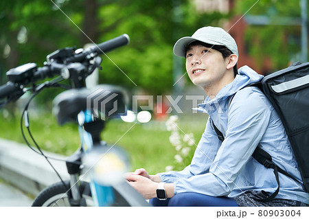 都会で自転車に乗りデリバリーをする男性 都会で自転車に乗りデリバリーをする男性 80903004