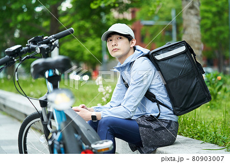 都会で自転車に乗りデリバリーをする男性 都会で自転車に乗りデリバリーをする男性 80903007