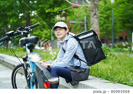 都会で自転車に乗りデリバリーをする男性 都会で自転車に乗りデリバリーをする男性 80903008