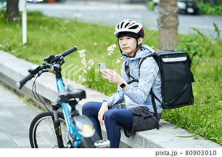 都会で自転車に乗りデリバリーをする男性 都会で自転車に乗りデリバリーをする男性 80903010