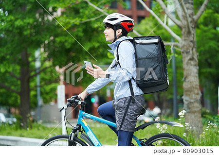 都会で自転車に乗りデリバリーをする男性 都会で自転車に乗りデリバリーをする男性 80903015
