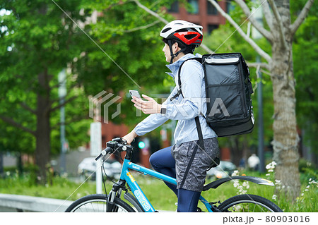 都会で自転車に乗りデリバリーをする男性 都会で自転車に乗りデリバリーをする男性 80903016