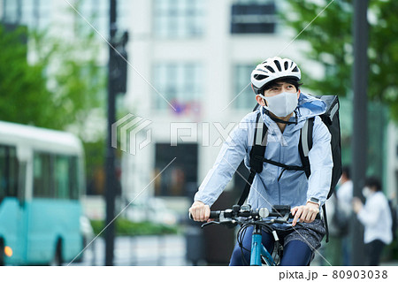 都会で自転車に乗りデリバリーをする男性 都会で自転車に乗りデリバリーをする男性 80903038