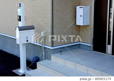 宅配ボックス付の玄関 80903174