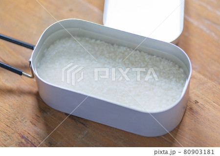 メスティンでご飯を炊くところ 80903181