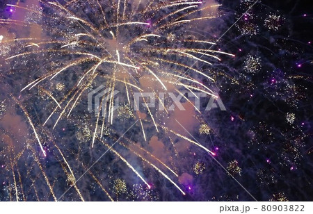 夜空に広がるカラフルな花火 アップの写真素材