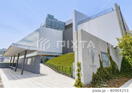 富山県富山市　晴天の富山県美術館 80904253