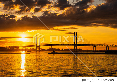 横浜ベイブリッジ 夏の朝景 横浜ベイブリッジ 夏の朝景 80904289