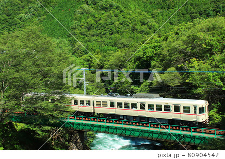 緑と清流が美しい夏の山間 80904542