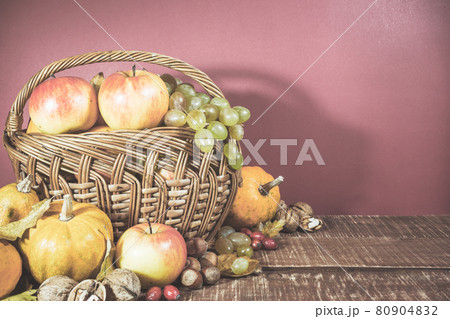 Basket with autumn harvest Basket with autumn harvest 80904832