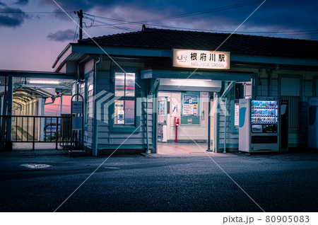 JR根府川駅舎からの朝焼け JR根府川駅舎からの朝焼け 80905083