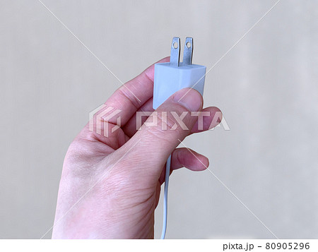 手に持った充電コード 手に持った充電コード 80905296