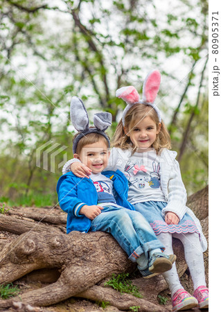 boy and girl with blond hair sitting at the root 80905371