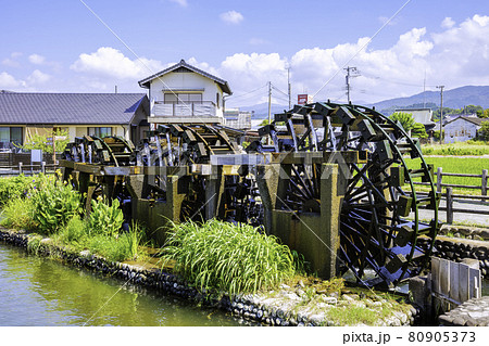 日本最古の水車である菱野の三連水車（福岡県朝倉市） 80905373