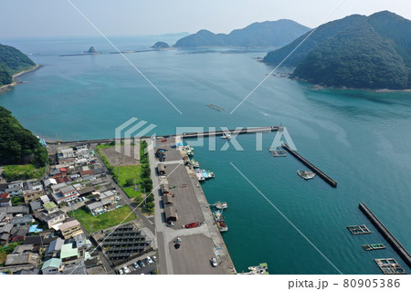 蒲江港の港湾から町並みを望む 80905386