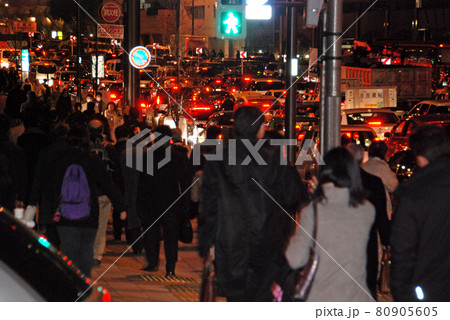 ＜東京都＞東日本大震災の影響で帰宅困難者や渋滞でごったがえす都内の道路 80905605