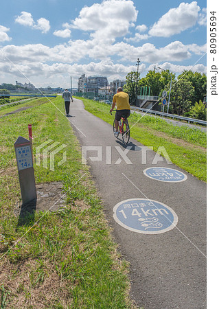 多摩川堤防の河口までの距離標識 多摩川ふれあいロード 神奈川県川崎市 多摩川堤防の河口までの距離標識 多摩川ふれあいロード 神奈川県川崎市 80905694