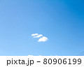 澄み切った青い空と雲 80906199
