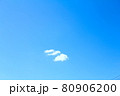 澄み切った青い空と雲 80906200
