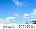 澄み切った青い空と雲 80906201