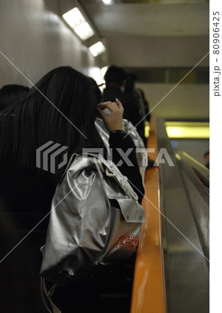 <東京都>東日本大震災の影響を受けて家路を急ぐ帰宅困難者 <東京都>東日本大震災の影響を受けて家路を急ぐ帰宅困難者 80906425