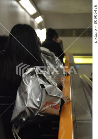 ＜東京都＞東日本大震災の影響を受けて家路を急ぐ帰宅困難者 80906426