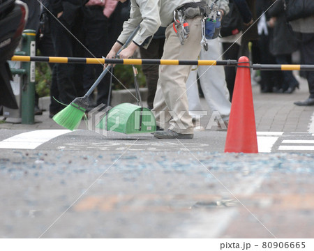 ＜東京都＞東日本大震災の影響で割れた窓ガラスの散乱した歩道 80906665