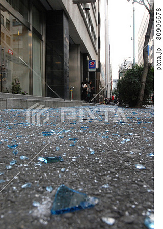 <東京都>東日本大震災の影響で割れた窓ガラスの散乱した歩道 <東京都>東日本大震災の影響で割れた窓ガラスの散乱した歩道 80906678