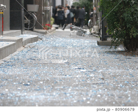 ＜東京都＞東日本大震災の影響で割れた窓ガラスの散乱した歩道 80906679