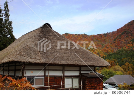 紅葉の山と藁ぶき屋根　前沢曲家集落 80906744