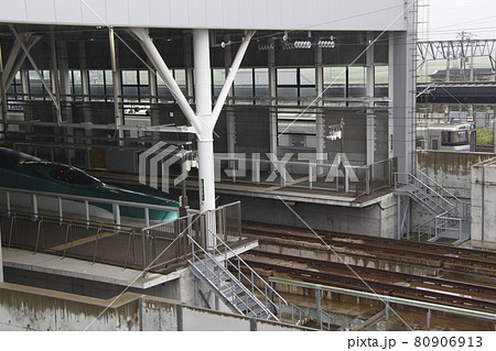 新函館北斗駅に停車中の北海道新幹線・はこだてライナー 80906913