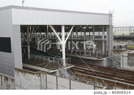 新函館北斗駅に停車中の北海道新幹線・はこだてライナー 80906914