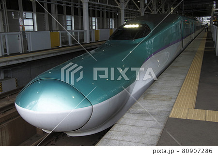 新函館北斗駅に停車中の北海道新幹線H5系 80907286