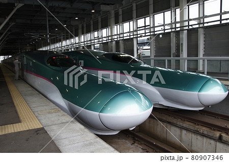 新函館北斗駅に停車中の北海道新幹線E5系 80907346
