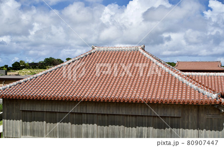 首里の建物の屋根 80907447