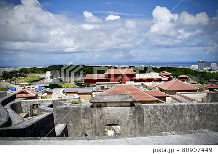 首里城風景と石の城壁 80907449